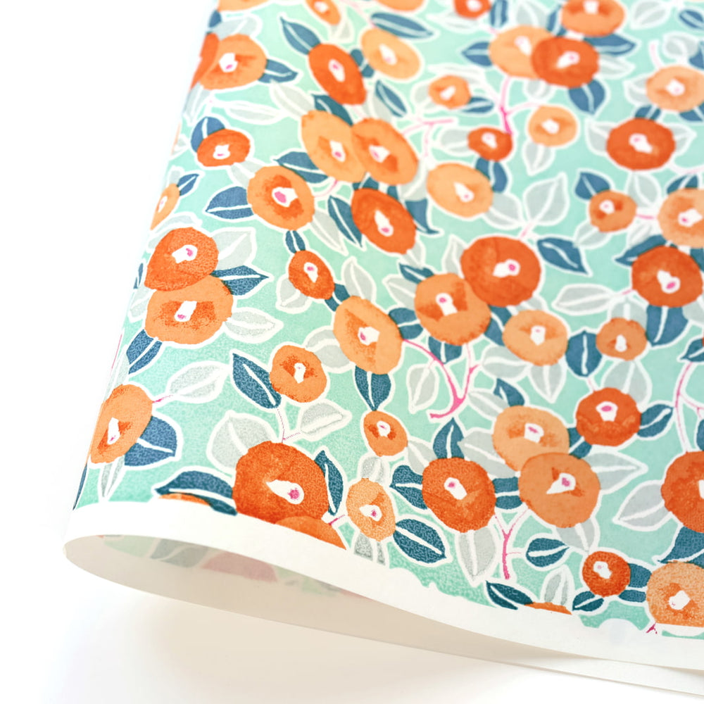 photo packshot d'une courbe de papier japonais yuzen chiyogami au motif de camélias dans les tons vert d'eau, orange et bleu gris adeline klam (M807)