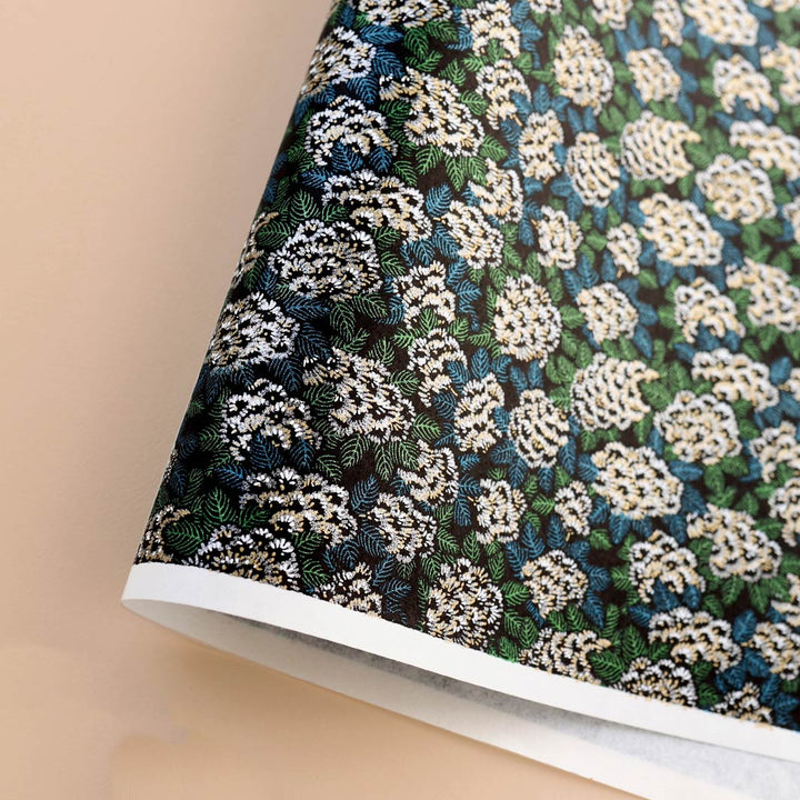 photo packshot d'une courbe de papier japonais yuzen chiyogami aux motifs de chrysanthèmes ajania dans les tons noirs, bleus, verts, dorés et argentés adeline klam (M1036)