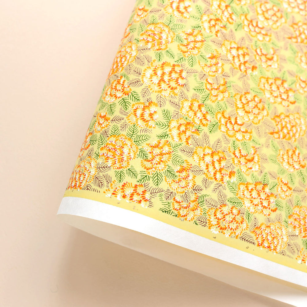 photo packshot d'une courbe de papier japonais yuzen chiyogami aux motifs de chrysanthèmes ajania dans les tons jaunes, orange, marrons et verts adeline klam (M942)