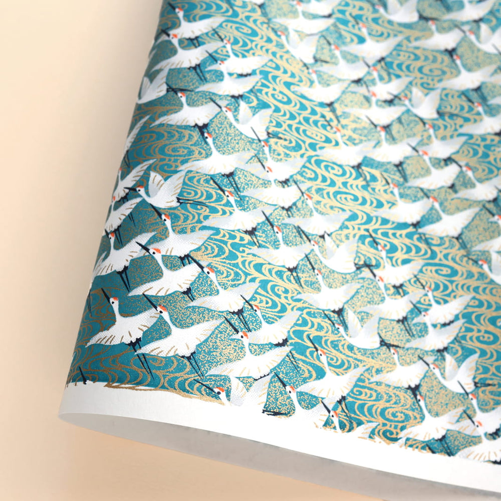 photo packshot d'une courbe de papier japonais yuzen chiyogami au motif d'envolée de grues blanches sur fond bleu canard adeline klam (M932)