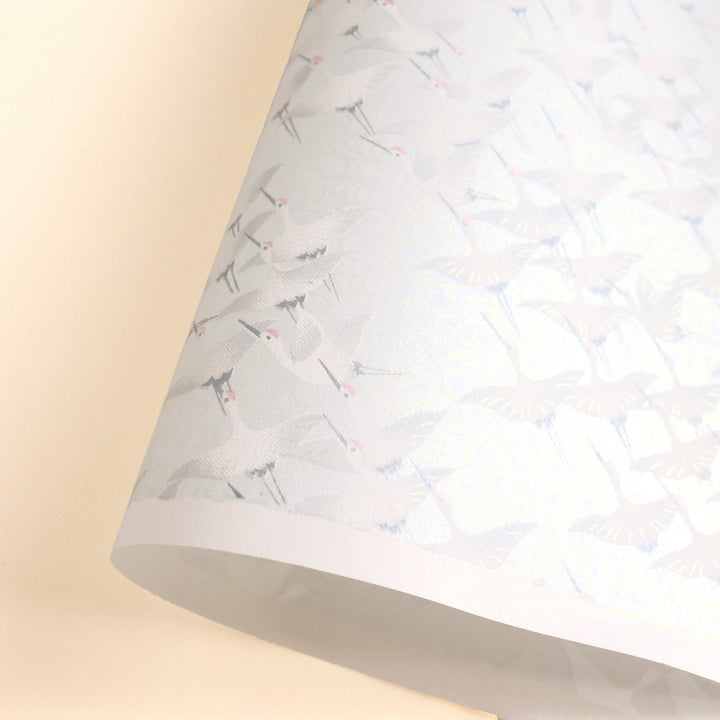 photo packshot d'une courbe de papier japonais yuzen chiyogami aux motifs d'envolée de grues dans les tons gris clair nacré adeline klam (M387)