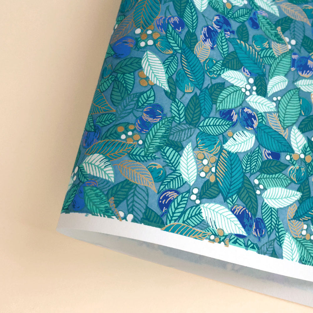 carré de 10cm par 10cm de papier japonais yuzen chiyogami aux motifs de feuilles, de baies et de fruits dans les tons bleu canard et moyen, vert d'eau et vert foncé adeline klam (M935)