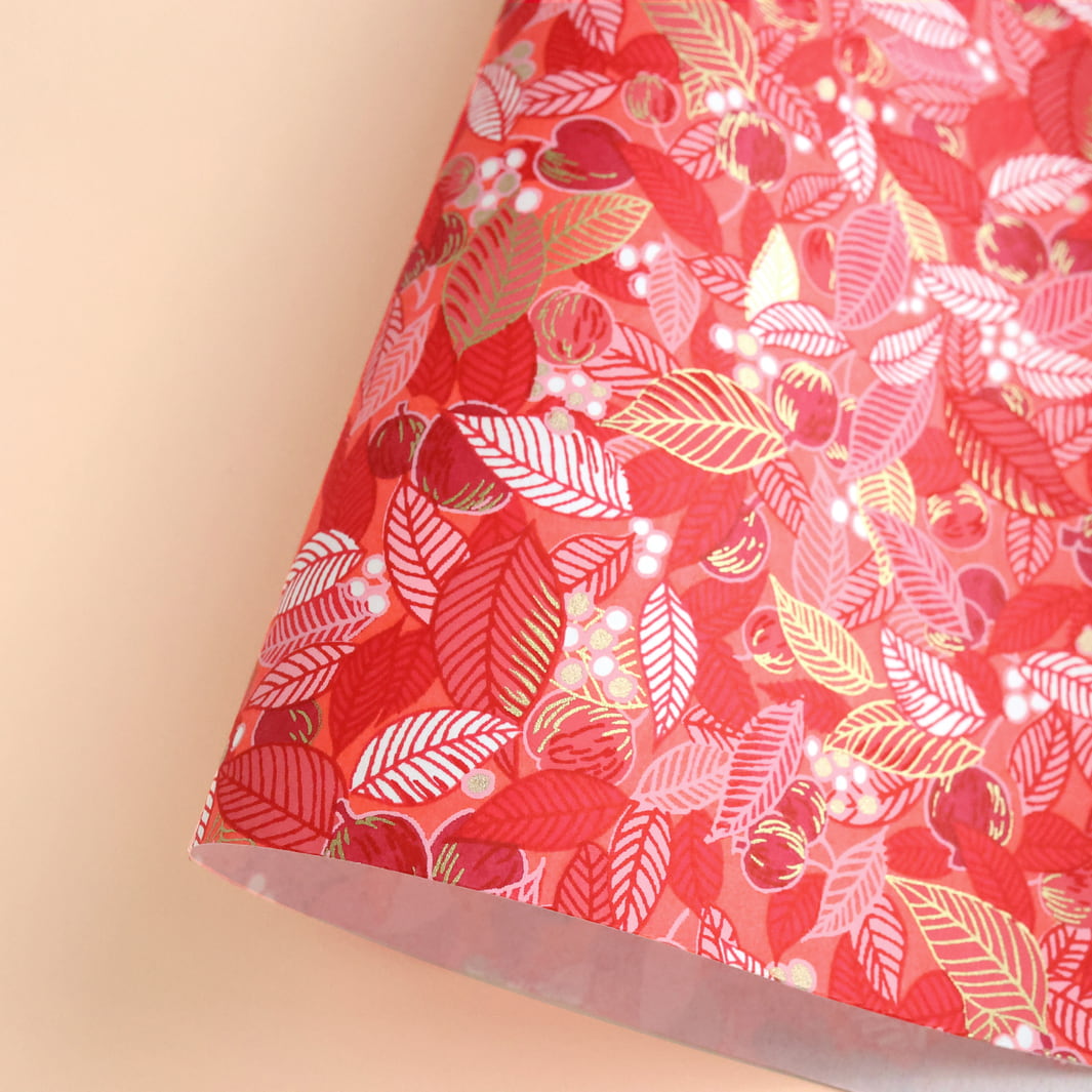 photo packshot d'une courbe de papier japonais yuzen chiyogami aux motifs de de feuilles, de baies et de fruits dans un camaïeu de rouges adeline klam (M970)