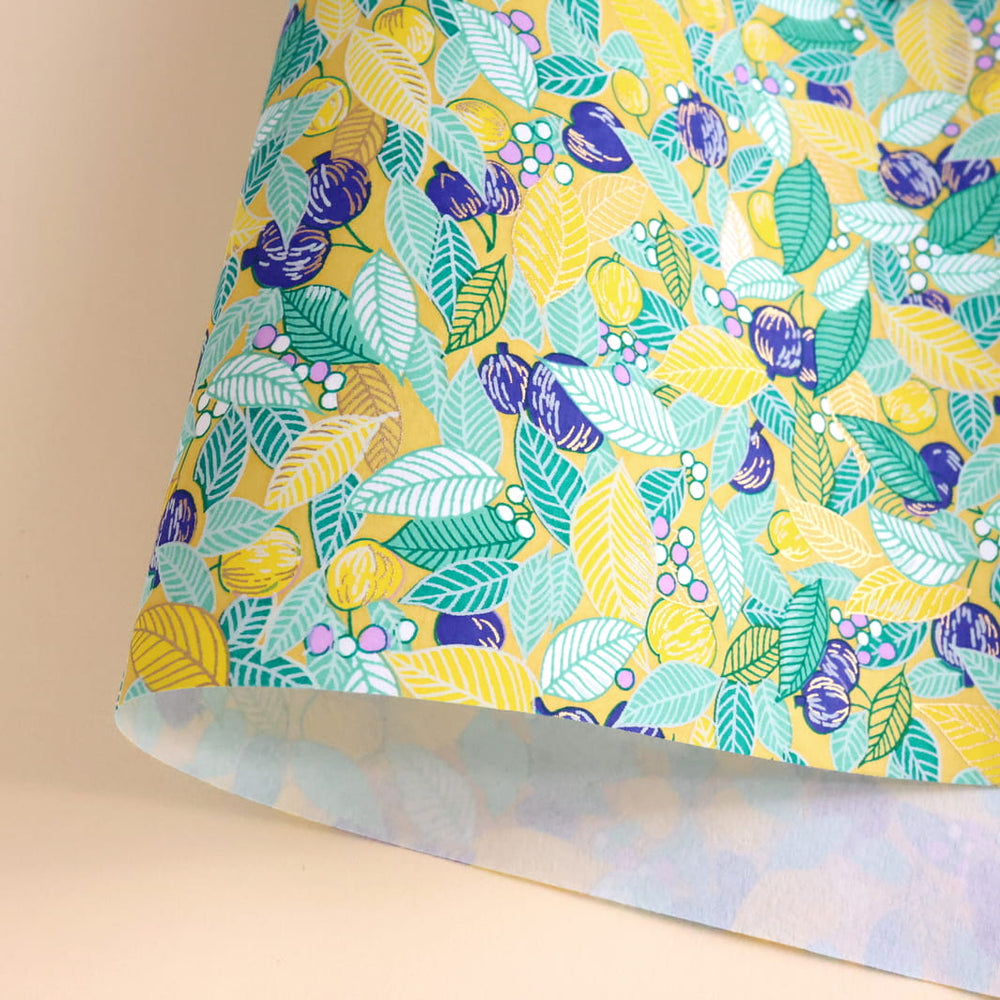 photo packshot d'une courbe de papier japonais yuzen chiyogami au motif de feuilles, de baies et de fruits dans les tons jaune, turquoise et violet adeline klam (M853)