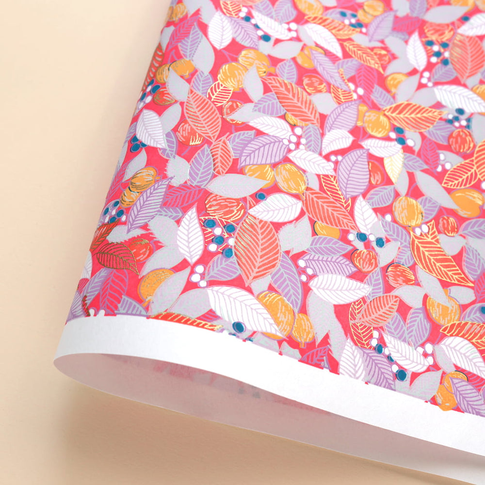 photo packshot d'une courbe de papier japonais yuzen chiyogami au motif de feuilles, de baies et de fruits dans les tons rose orange, corail et mauve adeline klam (M887)