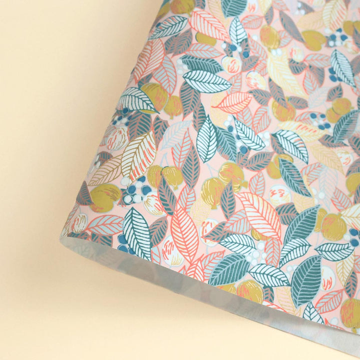 photo packshot d'une courbe de papier japonais yuzen chiyogami aux motifs de feuilles, de baies et de fruits dans les tons rose pâle, bleu gris et jaune coing adeline klam (M896)