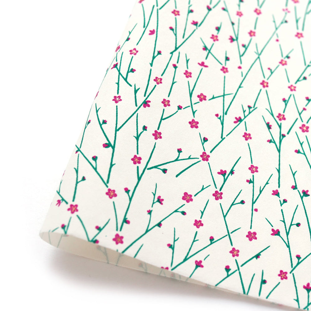 photo packshot d'une courbe de papier japonais yuzen chiyogami aux motifs de fines branches en fleurs dans les tons blanc crème, magenta et vert menthe adeline klam (M1047)