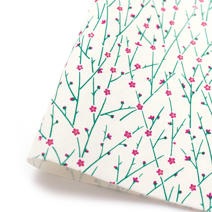 photo packshot d'une courbe de papier japonais yuzen chiyogami aux motifs de fines branches en fleurs dans les tons blanc crème, magenta et vert menthe adeline klam (M1047)