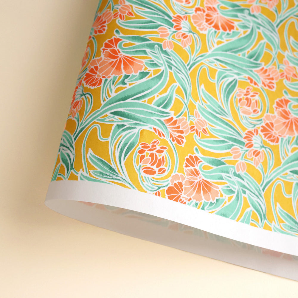 photo packshot d'une courbe de papier japonais yuzen chiyogami aux motifs de fleurs « art nouveau » dans les tons jaune moutarde, vert d'eau et corail adeline klam (M987)