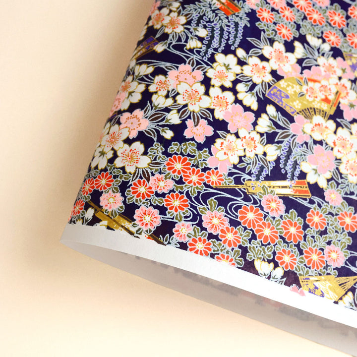 photo packshot d'une courbe de papier japonais yuzen chiyogami aux motifs de fleurs de cerisier, de chrysanthèmes, de glycines et d'éventails dans les tons violet foncé, roses, blancs et rouges adeline klam (M908)