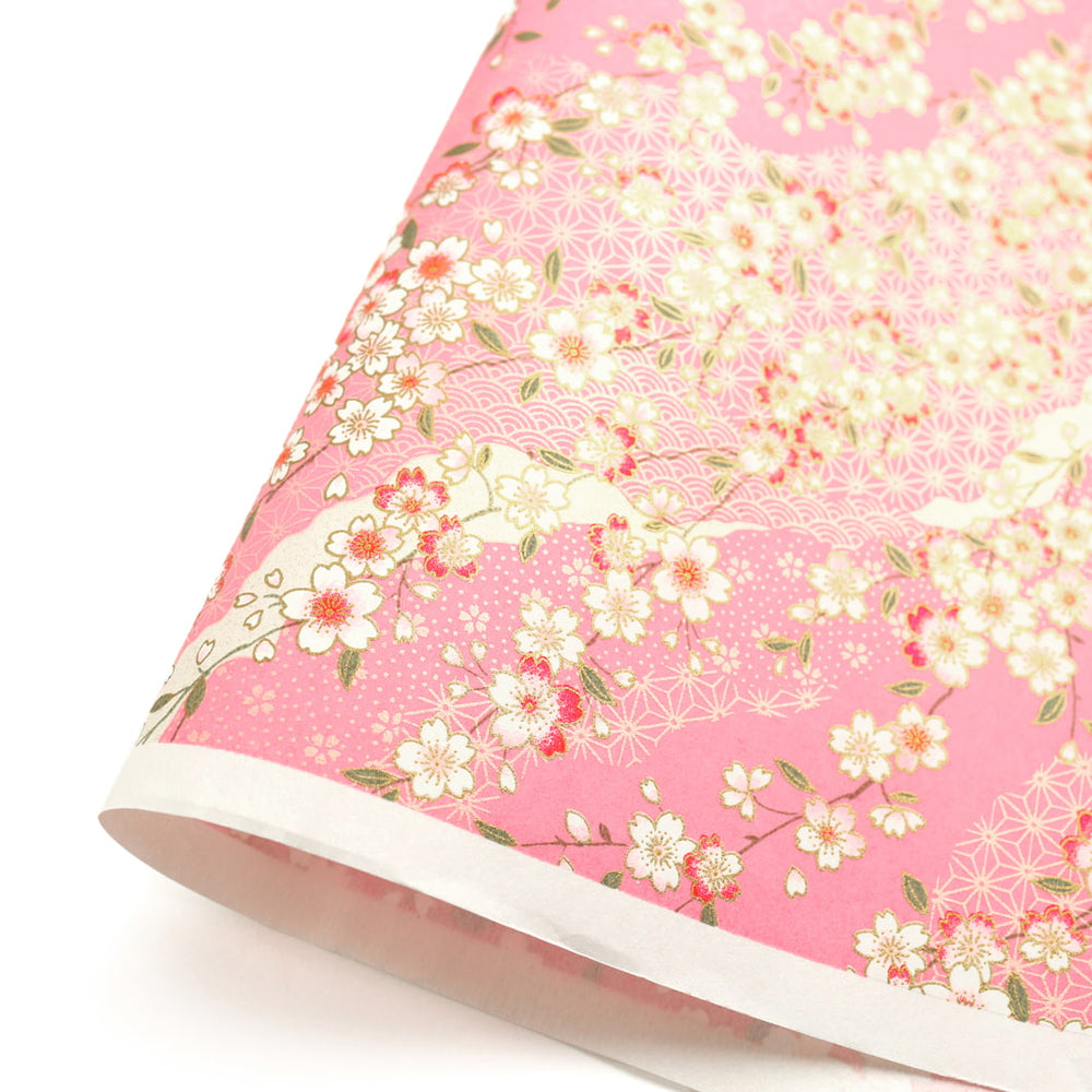 photo packshot d'une courbe de papier japonais yuzen chiyogami aux motifs de fleurs de cerisier et de motifs graphiques variés dans les tons roses adeline klam (M1060)