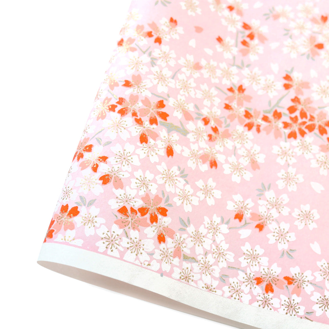 photo packshot d'une courbe de papier japonais yuzen chiyogami au motif de fleurs de cerisier dans les tons rose pâle, corail et blancs adeline klam (M656)