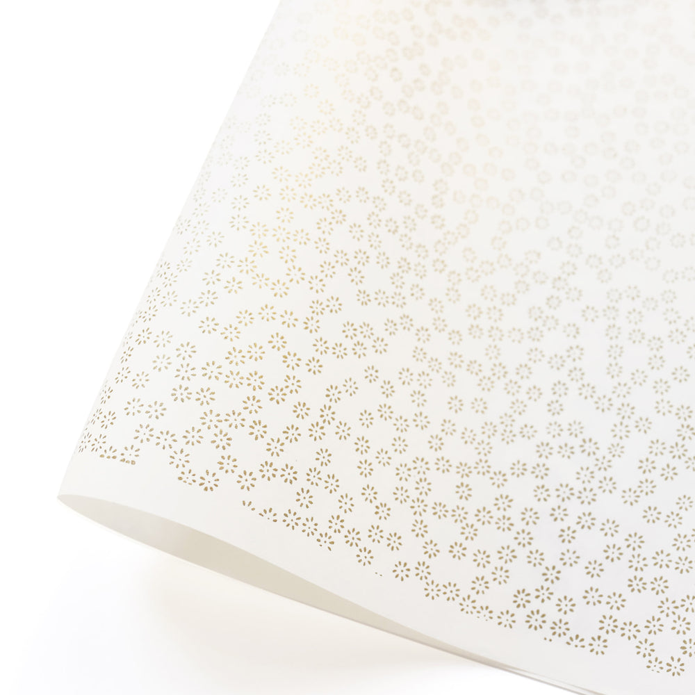 photo packshot d'une courbe de papier japonais yuzen chiyogami au motif de semi de fleurs dorées sur fond blanc crème adeline klam (M435)