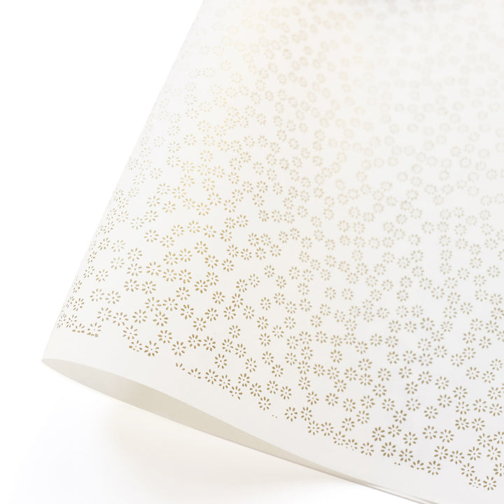 photo packshot d'une courbe de papier japonais yuzen chiyogami au motif de semi de fleurs dorées sur fond blanc crème adeline klam (M435)