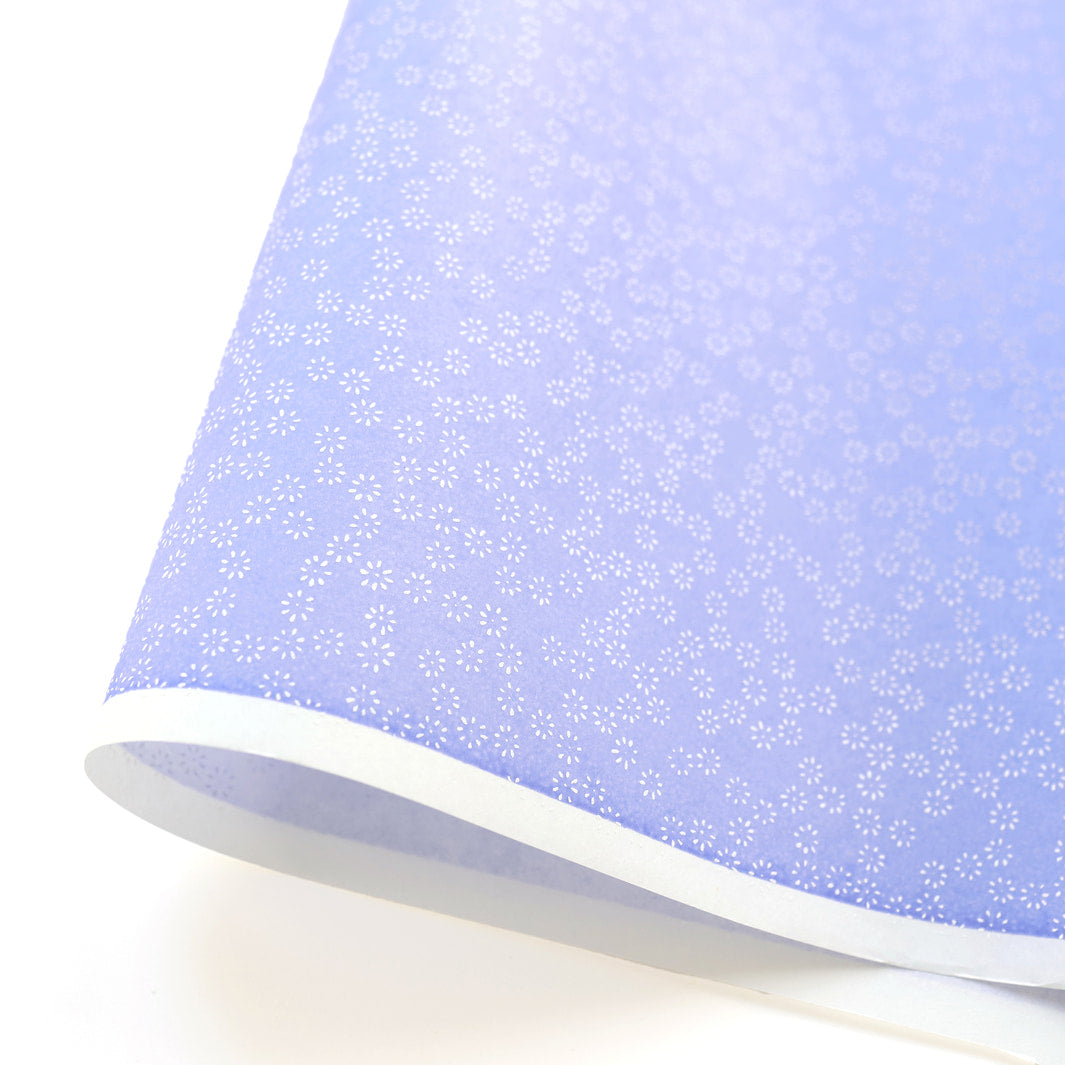 photo packshot d'une courbe de papier japonais yuzen chiyogami au motif de semi de fleurs blanches sur fond violet lavande adeline klam (M538)