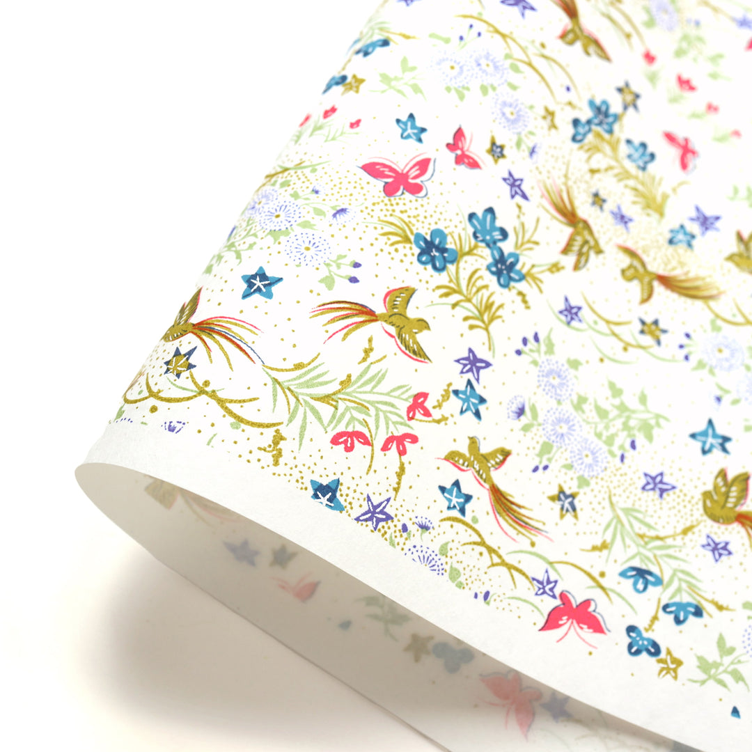 photo packshot d'une courbe de papier japonais yuzen chiyogami aux motifs de fleurs, d'oiseaux et de papillons dans les tons blanc, rose fluo, bleu mauve et verts adeline klam (M1067)
