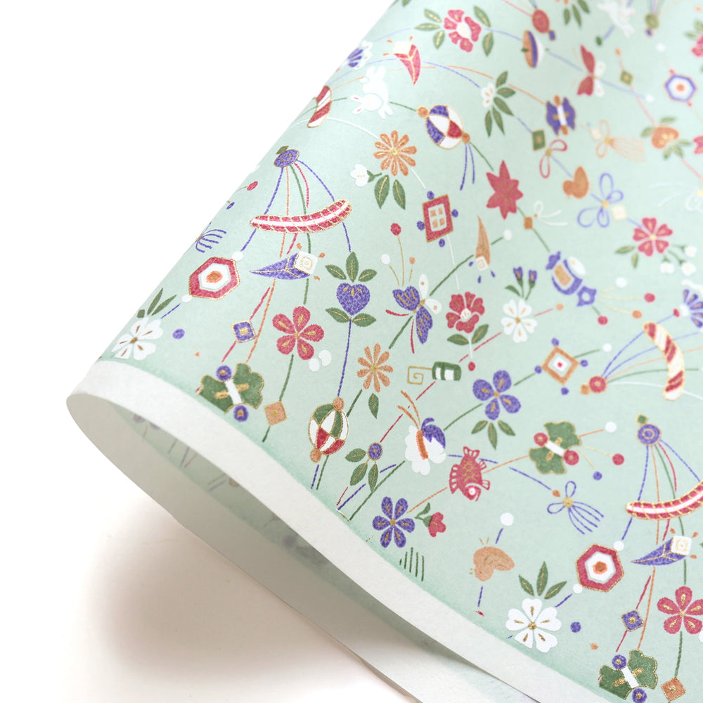 photo packshot d'une courbe de papier japonais yuzen chiyogami au motif de jouets japonais dans les tons vert de gris, bronzes, violets, verts et lie de vin adeline klam (M1068) 
