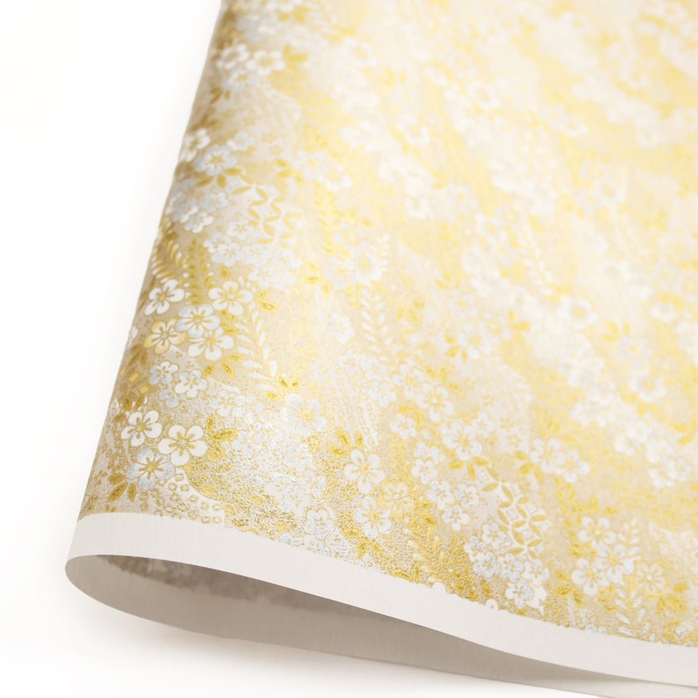 photo packshot d'une courbe de papier japonais yuzen chiyogami aux motifs de fleurs de prunier et nuages à motifs dorés, argentés et blancs adeline klam (M1053)