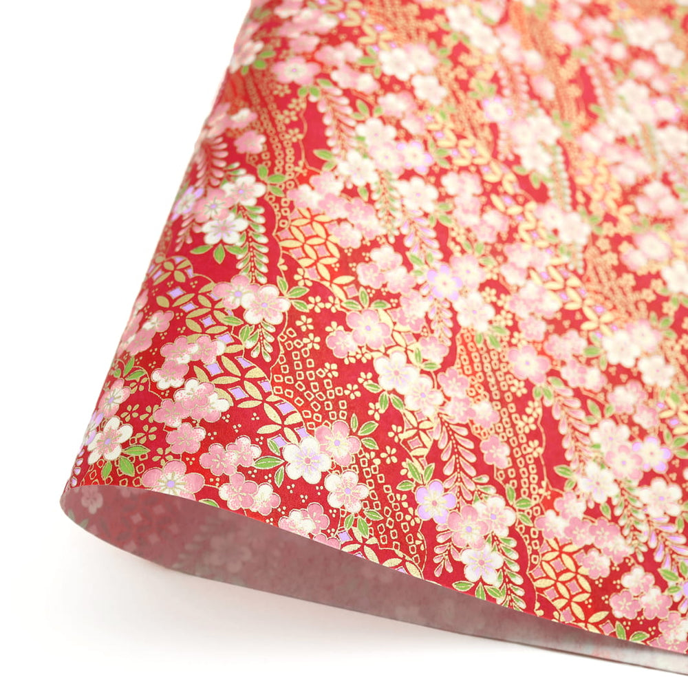 photo packshot d'une courbe de papier japonais yuzen chiyogami aux motifs de fleurs de prunier et nuages à motifs rouge carmin, rose moyen, violet lilas et vert feuille adeline klam (M1054)