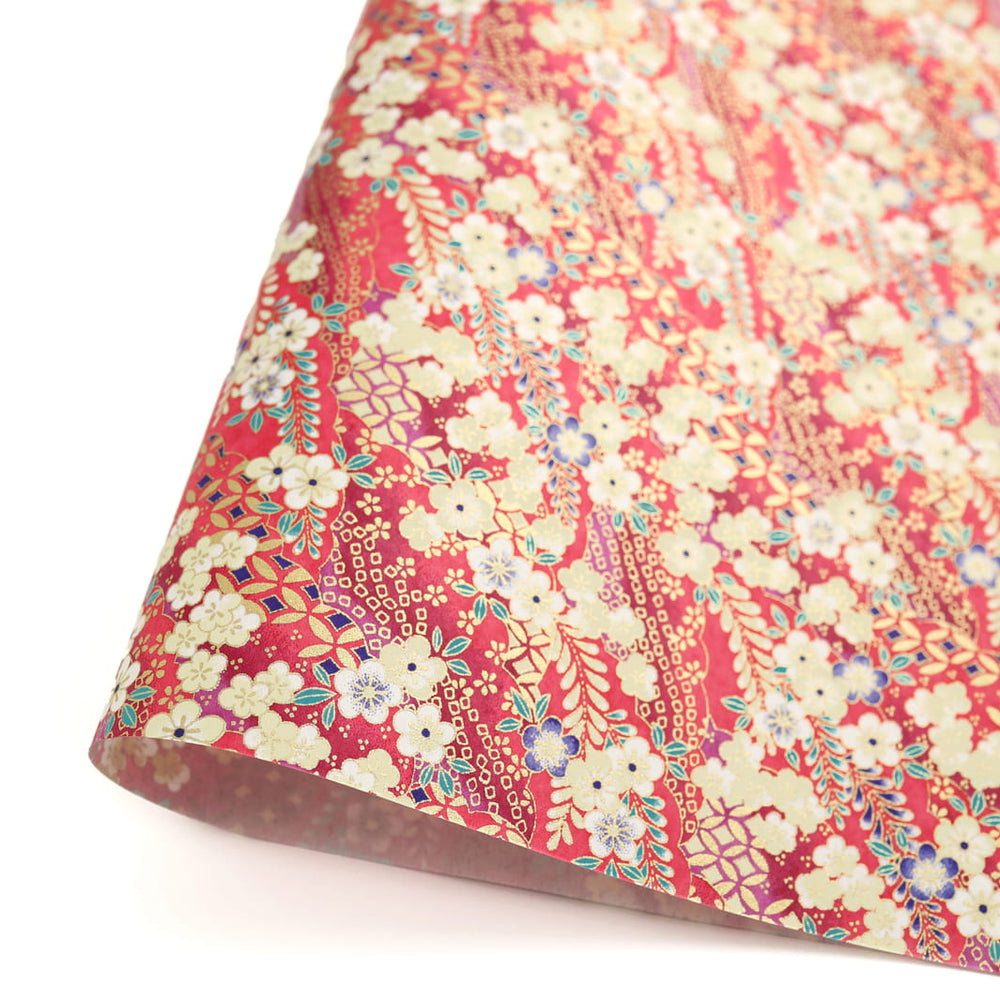 photo packshot d'une courbe de papier japonais yuzen chiyogami aux motifs de fleurs de prunier et nuages à motifs rouge cerisier, bleu nuit, bleu canard et jaune pâle adeline klam (M1052)