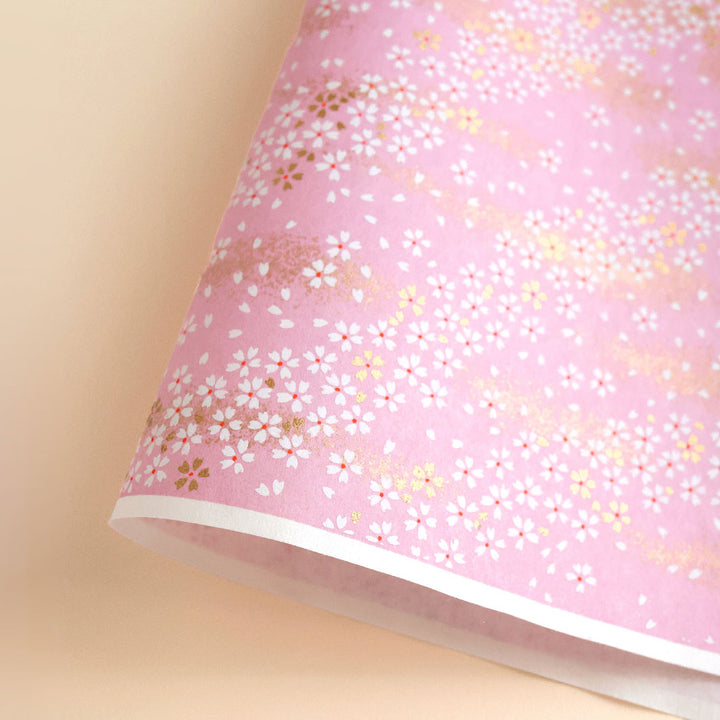 photo packshot d'une courbe de papier japonais yuzen chiyogami aux motifs fleurs au vent rose mauve adeline klam (M986)