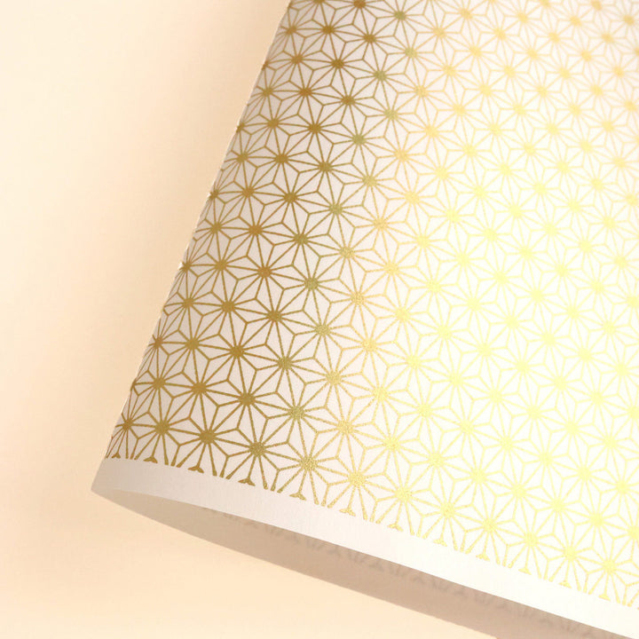 photo packshot d'une courbe de papier japonais yuzen chiyogami aux motifs de grandes étoiles dans les tons dorés et blancs adeline klam (M525)