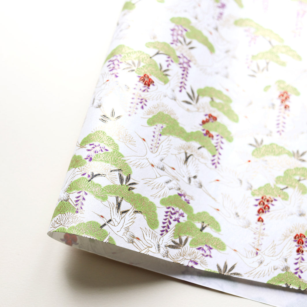 photo packshot d'une courbe de papier japonais yuzen chiyogami aux motifs de grues et de forêts sur fond blanc nacré adeline klam (M893)