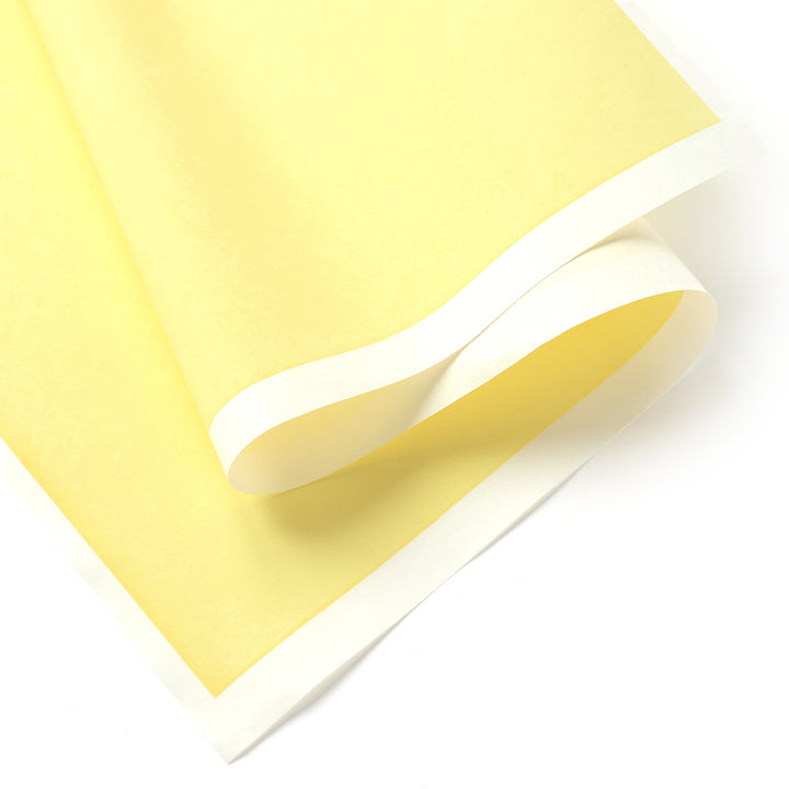 photo packshot d'une courbe du papier japonais yuzen chiyogami uni jaune pâle adeline klam (U528)