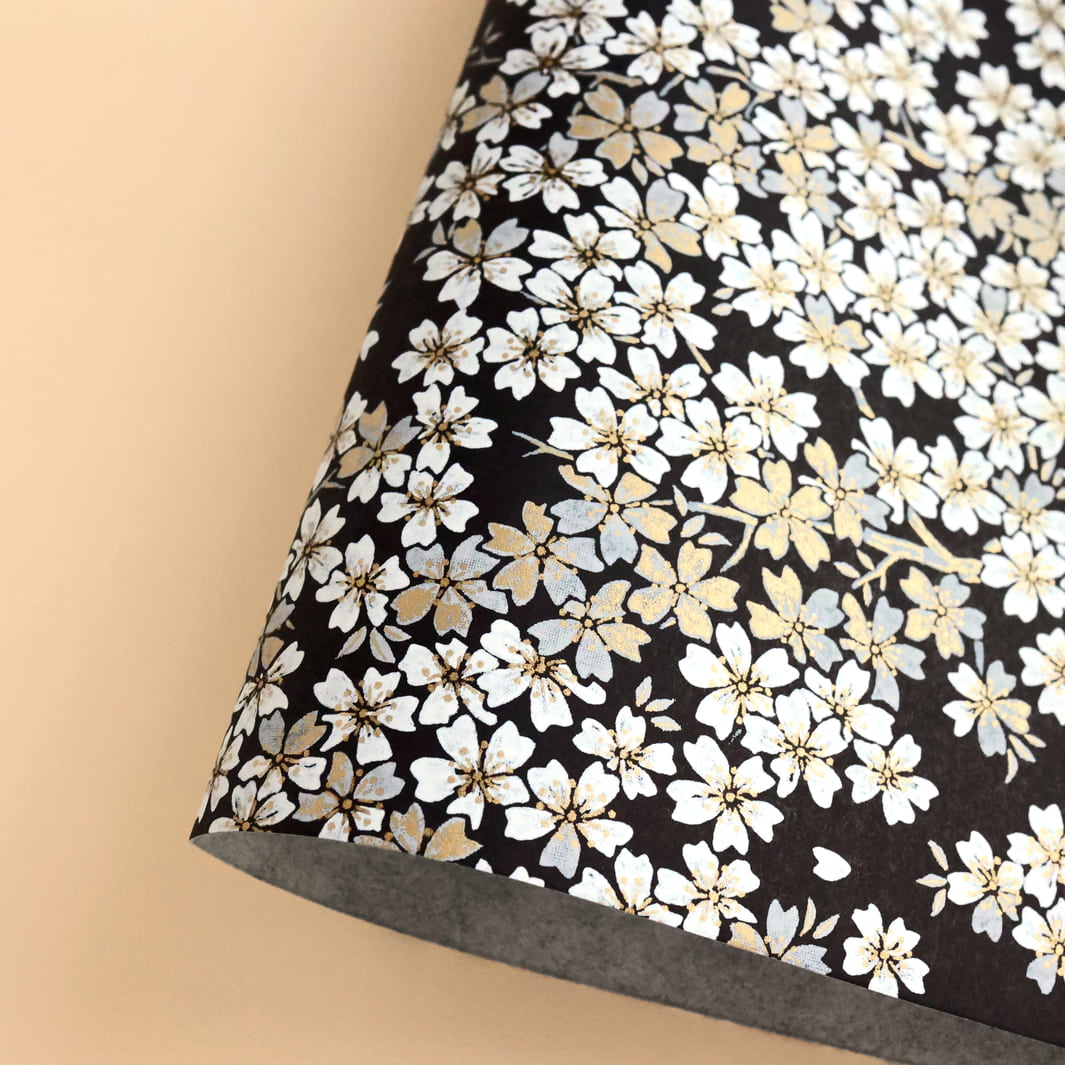 photo packshot d'une courbe de papier japonais yuzen chiyogami aux motifs de fleurs de cerisier noirs, blancs et argentés adeline klam (M616)