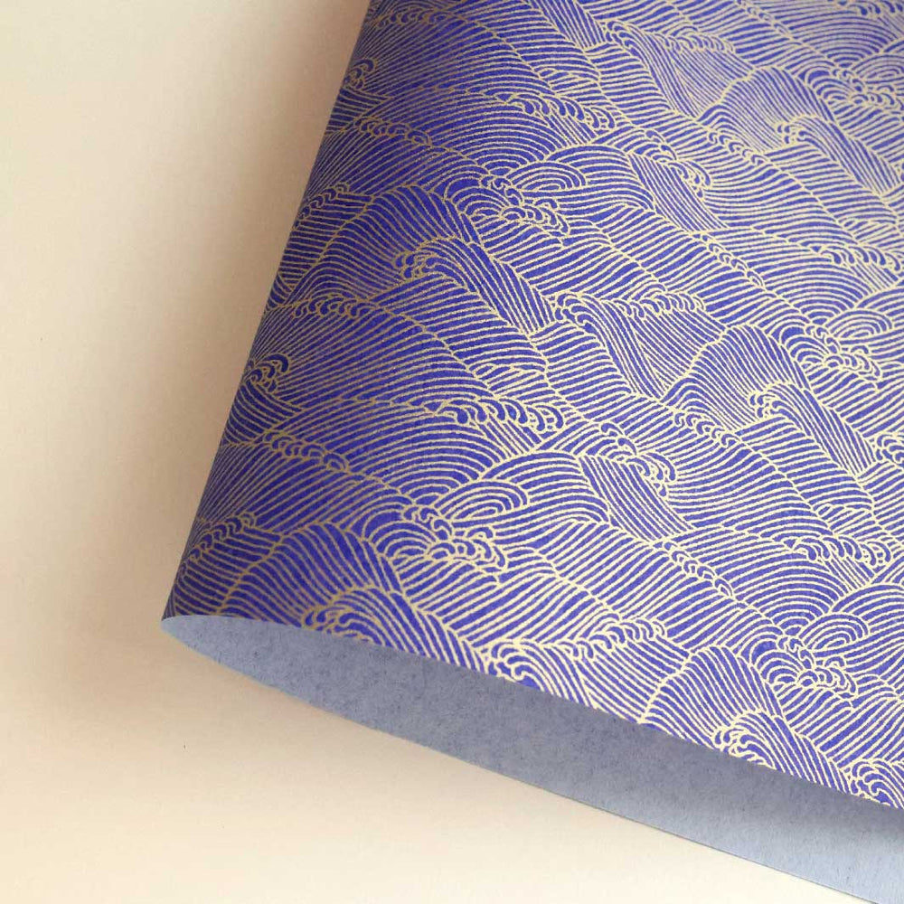 carré de 10cm par 10cm de papier japonais yuzen chiyogami aux motifs de vagues houleuses « océan » dans les tons bleu nuit et dorés adeline klam (M647)