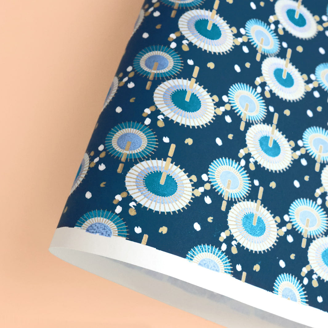 photo packshot d'une courbe de papier japonais yuzen chiyogami aux motifs d'ombrelles dans les tons bleu foncé et clair, gris et dorés adeline klam (M409)