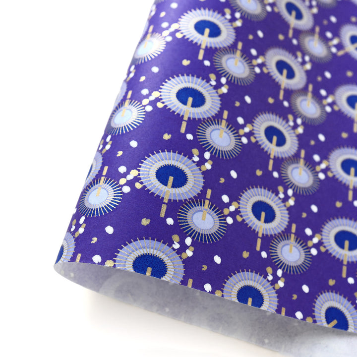 photo packshot d'une courbe de papier japonais yuzen chiyogami aux motifs d'ombrelles sur fond violet foncé adeline klam (M818)