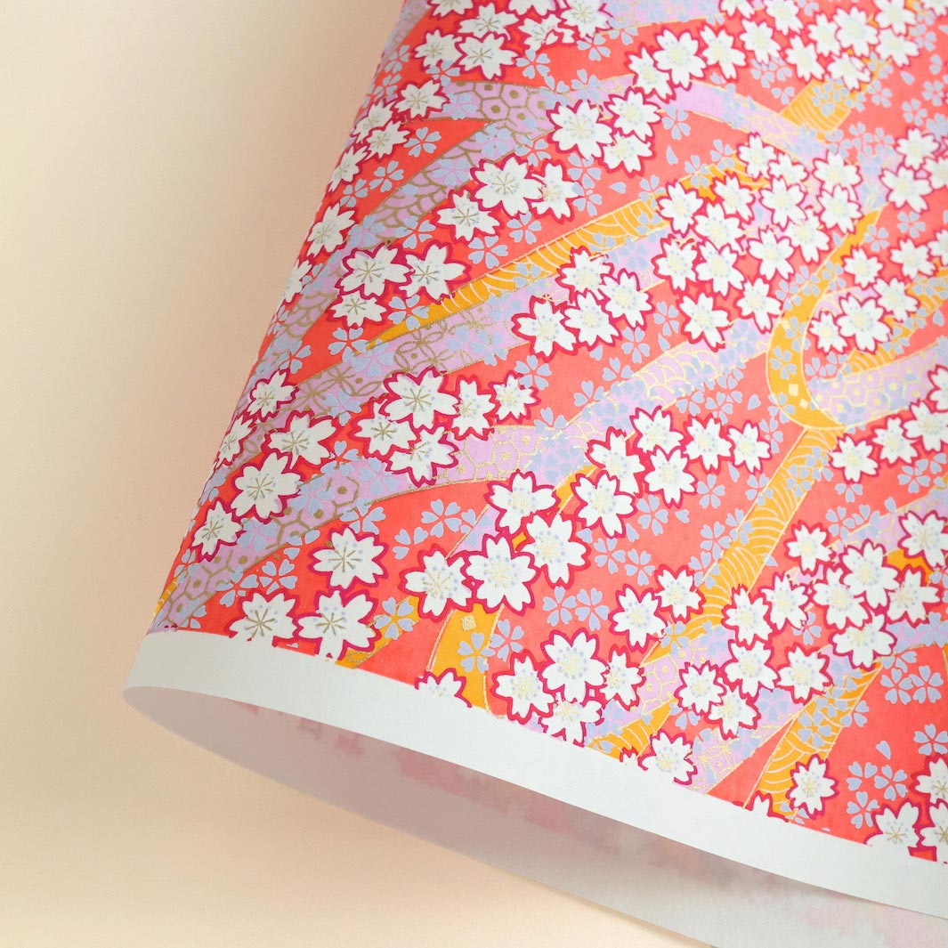photo packshot d'une courbe de papier japonais yuzen chiyogami aux motifs d'ondulations fleuries dans les tons corail, jaune moutarde, mauve, bleu ciel, fuschia et dorés adeline klam M1000