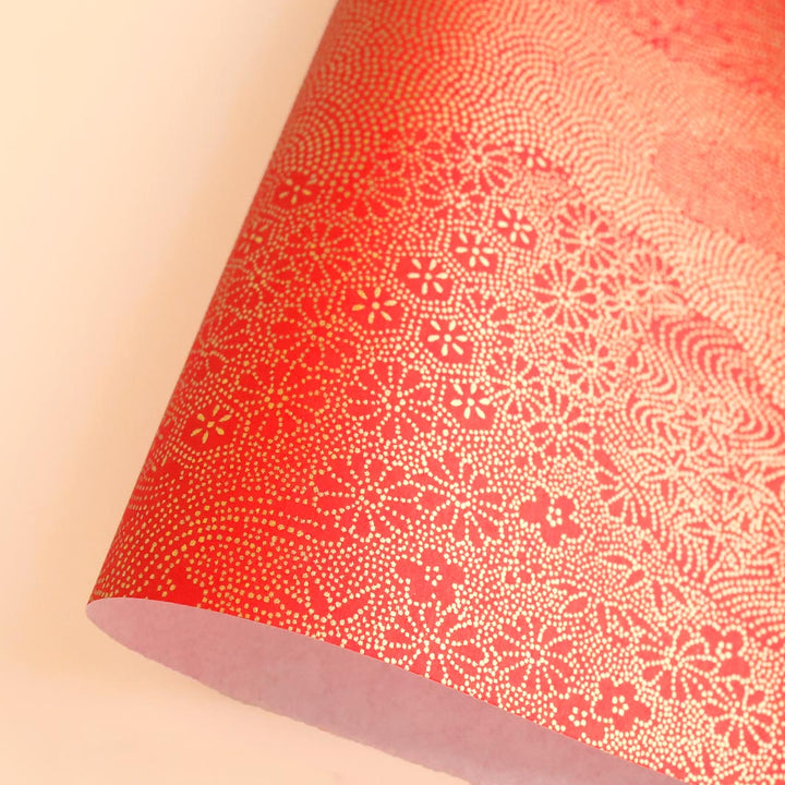 photo packshot d'une courbe de papier japonais yuzen chiyogami aux motifs en pointillés dorés sur fond rouge adeline klam (M822)