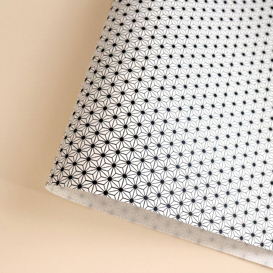 photo packshot d'une courbe de papier japonais yuzen chiyogami aux motifs petites étoiles dans les tons noirs et blancs (M524)