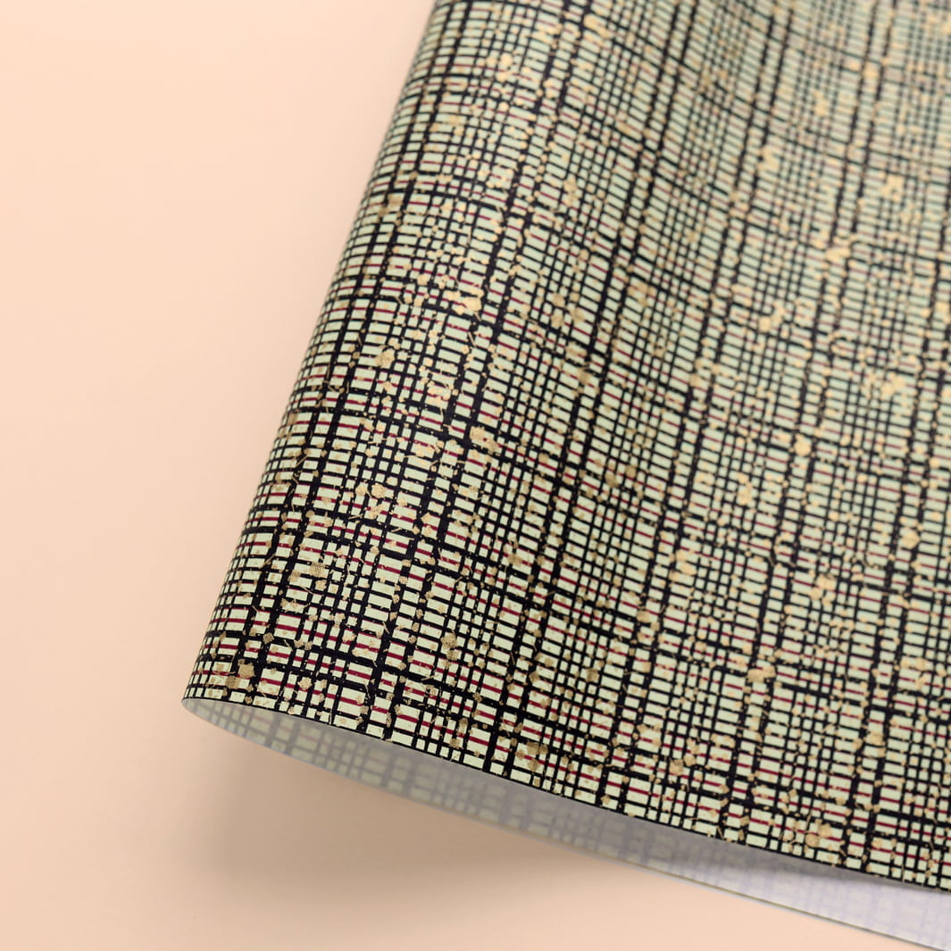 photo packshot d'une courbe de papier japonais yuzen chiyogami aux motifs de quadrillage et de paillettes dans les tons noirs, vert amande, rouge bordeaux et dorés adeline klam (M1022)