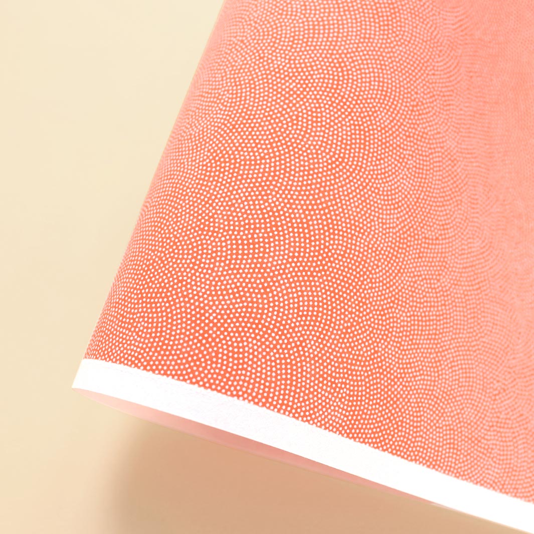 photo packshot d'une courbe de papier japonais yuzen chiyogami au motif samekomon blanc sur fond orange pastel adeline klam (M859)