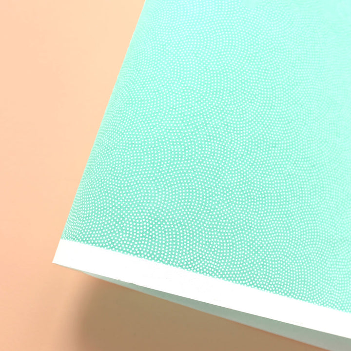 photo packshot d'une courbe de papier japonais yuzen chiyogami au motif samekomon blanc sur fond vert menthe adeline klam (M599)