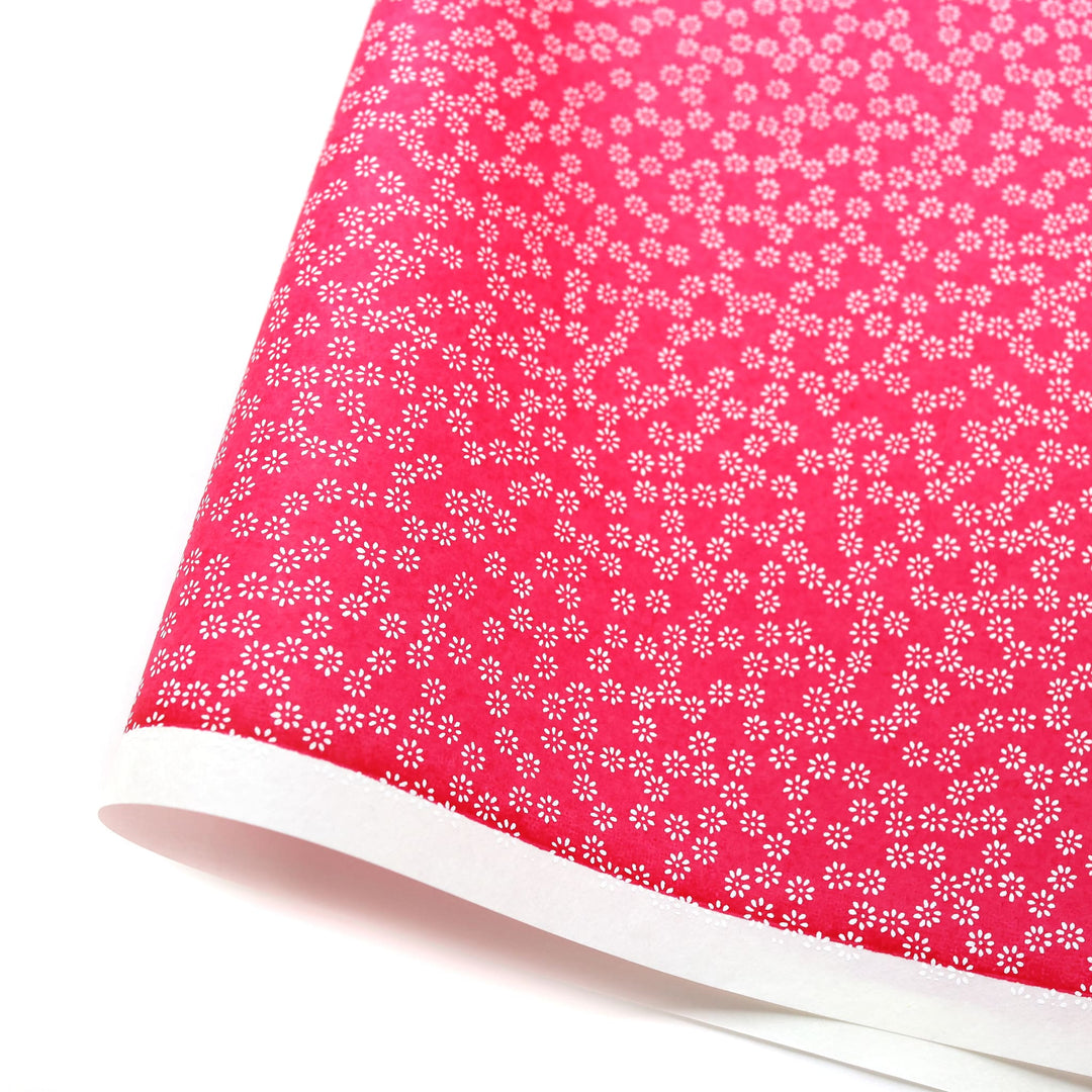 photo packshot d'une courbe de papier japonais yuzen chiyogami aux motifs de semi de fleurs blanches sur fond rose fuchsia adeline klam (M506)