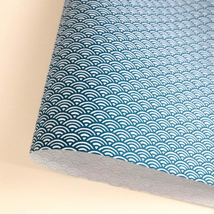 photo packshot d'une courbe de papier japonais yuzen chiyogami aux motifs de vagues dans les tons bleu foncé et blanc adeline klam (M1018)