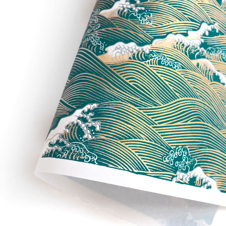 photo packshot d'une courbe de papier japonais yuzen chiyogami aux motifs de vagues et d'écumes dans les tons bleu canard, beige et dorés adeline klam (M941)
