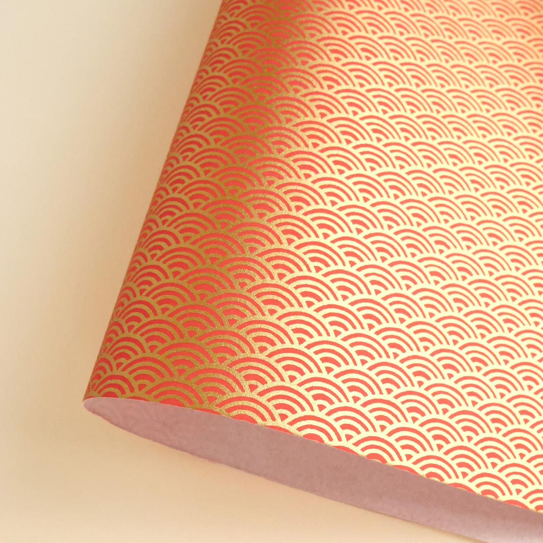 photo packshot d'une courbe de papier japonais yuzen chiyogami aux motifs de vagues inversées dans les tons rouge orange et dorés adeline klam (M1007)