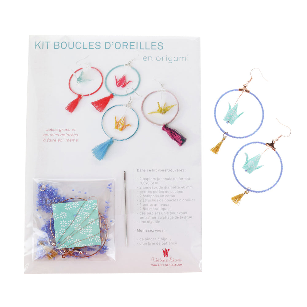 photo packshot du dépliant et des boucles d'oreilles montées du kit boucle d'oreilles en origami dans les tons bleu lavande, vert d'eau et jaune moutarde adeline klam