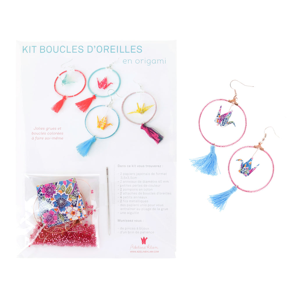 photo packshot du dépliant et des boucles d'oreilles montées du kit boucle d'oreilles en origami dans les tons violet prune, bleu moyen et clair adeline klam