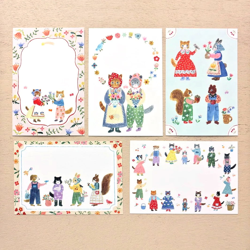 photo packshot du détail des 5 motifs du bloc de cartes postales de 10 cartes et 5 motifs « little fluffy friends » par Aiko Fukawa pour Cozyca Products