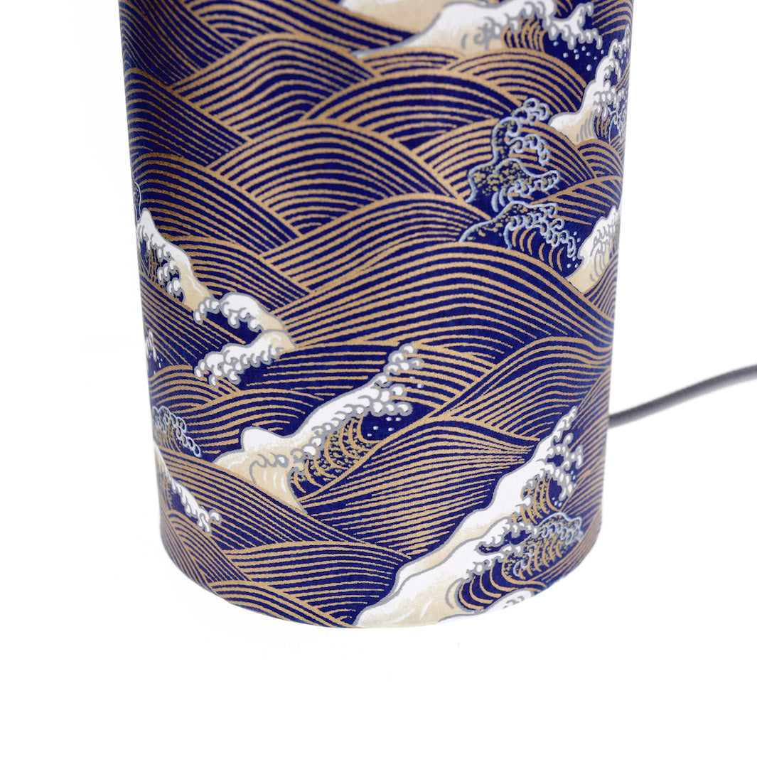 photo packshot d'un détail du câble électrique gris de la lampe japonaise à poser aux motifs de vagues et d'écumes bleu nuit et dorées (M851) adeline klam