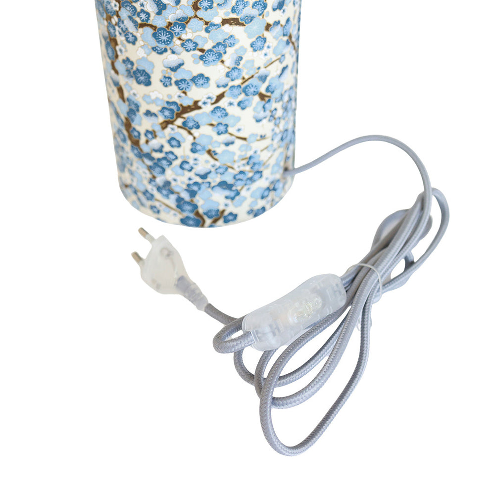photo packshot d'un détail du câble électrique de la lampe japonaise à poser aux motifs de fleurs de prunier crème, bleu clair et foncé (M425) adeline klam