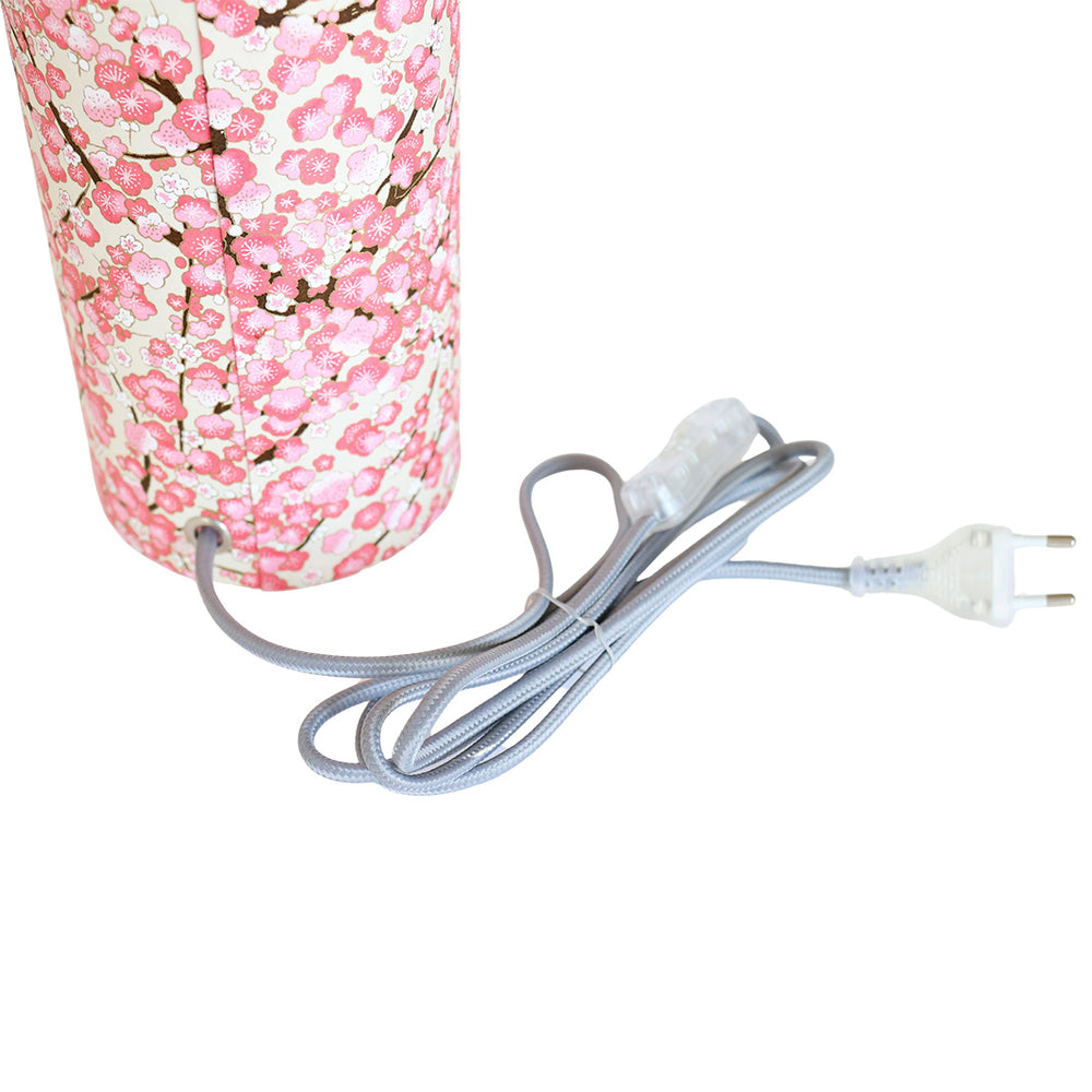 photo packshot d'un détail du câble électrique de la lampe japonaise à poser aux motifs de fleurs de prunier crème, rose clair et moyen (M433) adeline klam