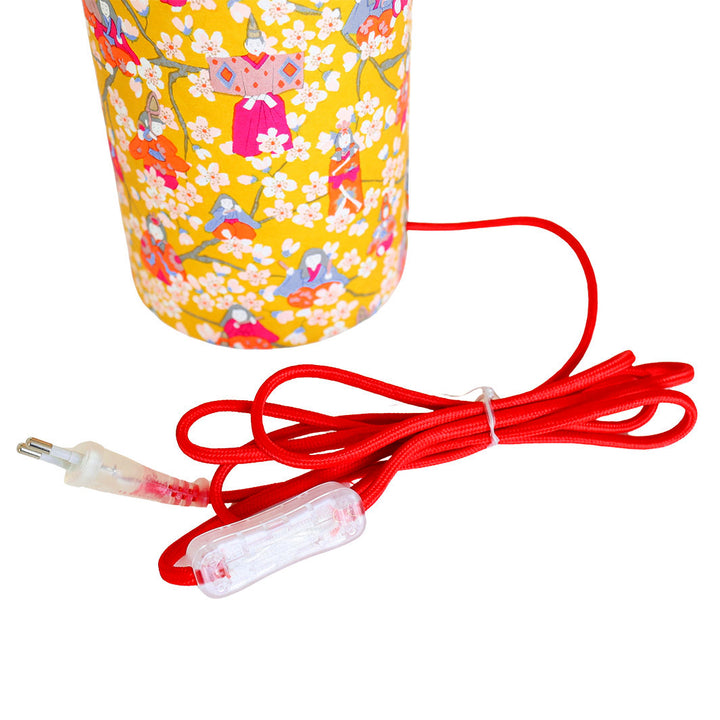 photo packshot d'un détail du câble électrique de la lampe japonaise à poser aux motifs de poupées d'hina matsuri et de fleurs de pêcher jaune moutarde, orange vif, rose fuschia, bleu clair et lie de vin (M1006) adeline klam