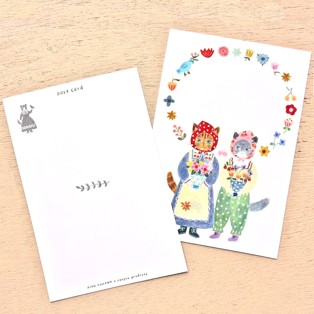 photo packshot du détail des cartes au format portrait du bloc de cartes postales de 10 cartes et 5 motifs « little fluffy friends » par Aiko Fukawa pour Cozyca Products
